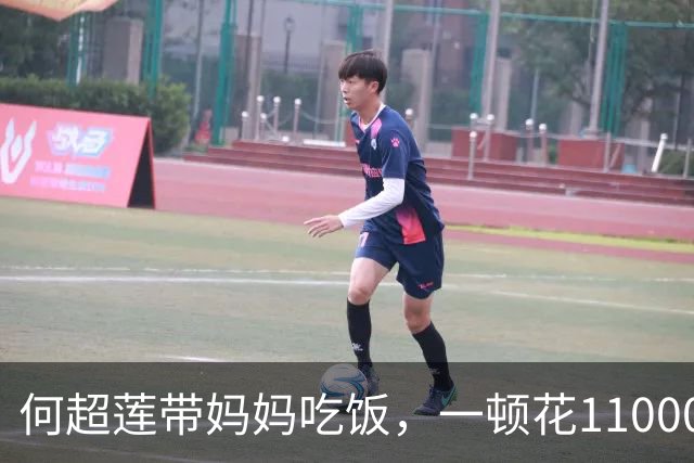 何超莲带妈妈吃饭，一顿花11000元，三太素颜出镜戴满绿翡翠手镯