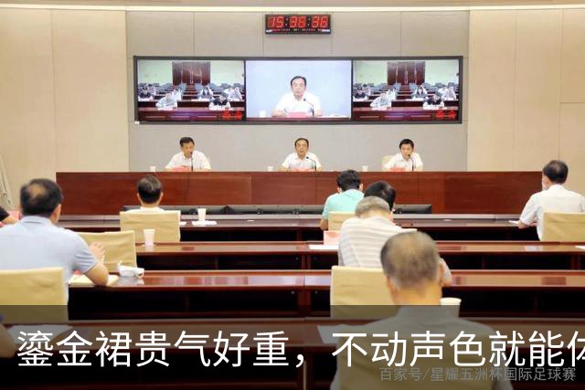 鎏金裙贵气好重，不动声色就能体现好的比例
